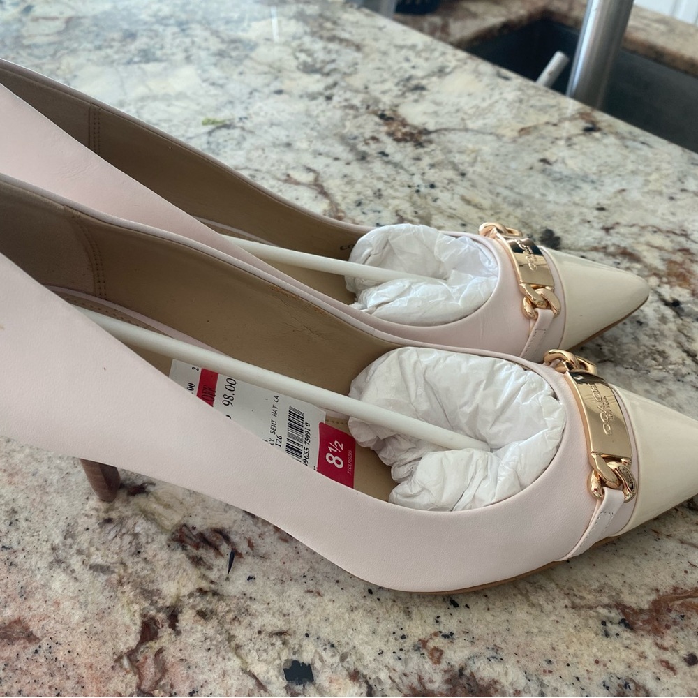 Elegant Cream Pumps with Gold Accent